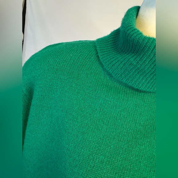 Newman  Marcus 100% Cashmere Green Turtleneck Sweater - Picture 2 of 8